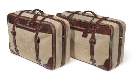 A PAIR OF BROWN CANVAS & LEATHER SOFTSIDED ROLLING SUITCASES - Foto 1