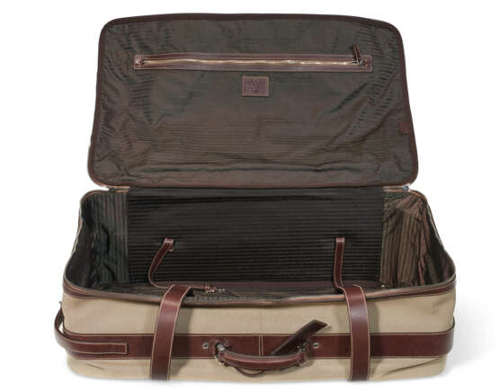 A PAIR OF BROWN CANVAS & LEATHER SOFTSIDED ROLLING SUITCASES - Foto 4