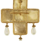 CHANEL GLASS AND FAUX PEARL PENDANT-BROOCH - фото 2