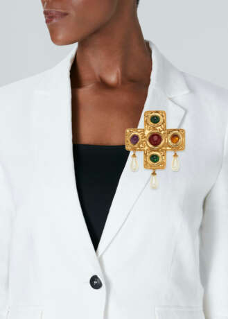 CHANEL GLASS AND FAUX PEARL PENDANT-BROOCH - photo 3