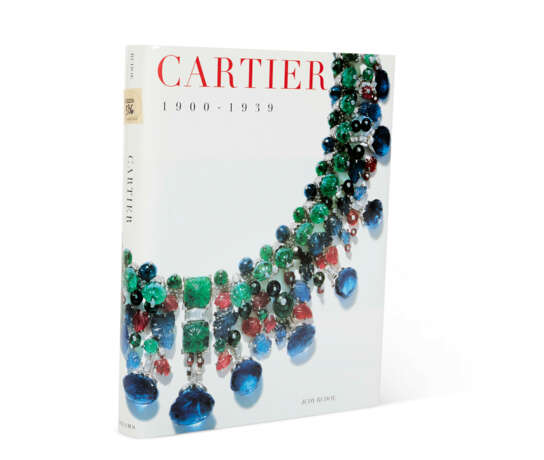A GROUP OF ELEVEN BOOKS RELATING TO CARTIER AND JEWELRYIncluding Cartier 1900-1939 by Judy Rudoe and Chaumet: Master Jewellers Since 1780 by Diana ScarisbrickSix volumes, various sizes. Five with slip covers, some with dust jackets - Foto 2