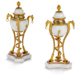 Paar feine Louis XVI-Kerzenleuchter und Brûle-Parfums, sogen. Cassolettes