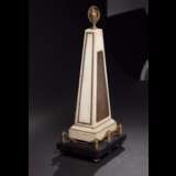 Pendule en forme de pyramide en marbre blanc et bronze doré - photo 3