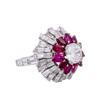 RENÉ KERN ring with rubies and diamonds totaling approx. 3.9 ct, - фото 1