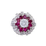 RENÉ KERN ring with rubies and diamonds totaling approx. 3.9 ct, - photo 2