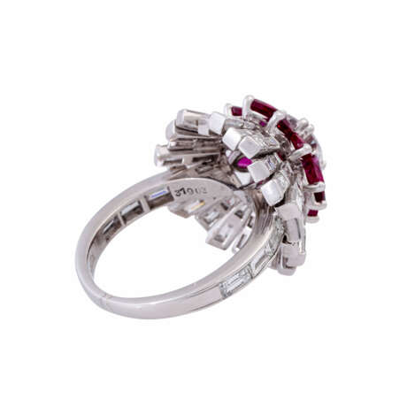 RENÉ KERN ring with rubies and diamonds totaling approx. 3.9 ct, - photo 3