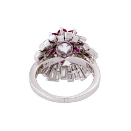 RENÉ KERN ring with rubies and diamonds totaling approx. 3.9 ct, - Foto 4
