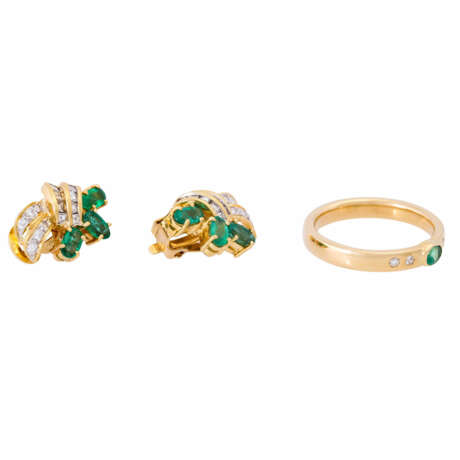 Set of ring and earclips with emeralds and diamonds, - photo 1