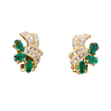 Set of ring and earclips with emeralds and diamonds, - photo 3