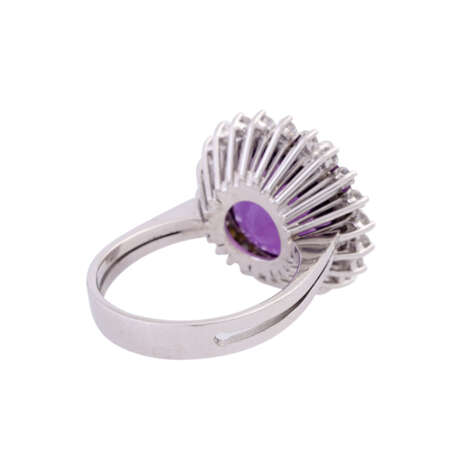 Ring with fine amethyst entouraged by diamonds total ca. 0,72 ct, - Foto 3