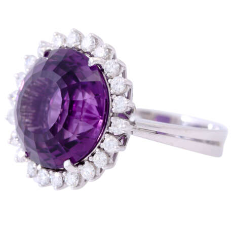 Ring with fine amethyst entouraged by diamonds total ca. 0,72 ct, - Foto 5