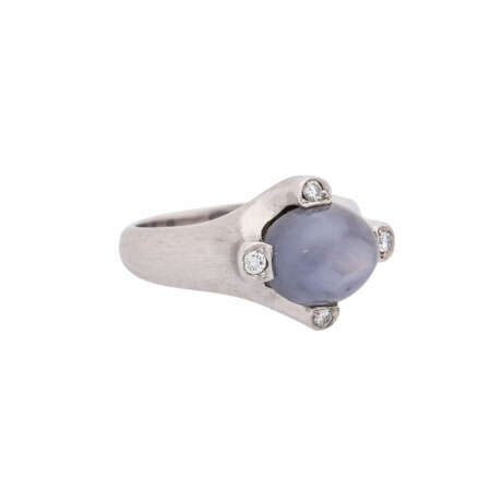 Ring with star sapphire ca. 6 ct and 4 brilliant-cut diamonds together ca. 0,06 ct, - photo 1