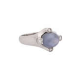 Ring with star sapphire ca. 6 ct and 4 brilliant-cut diamonds together ca. 0,06 ct, - photo 1