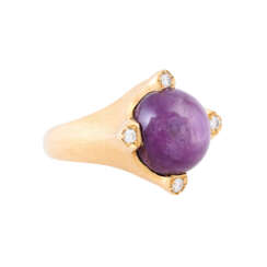 Ring with purple star sapphire and 4 diamonds total ca. 0,1 ct,