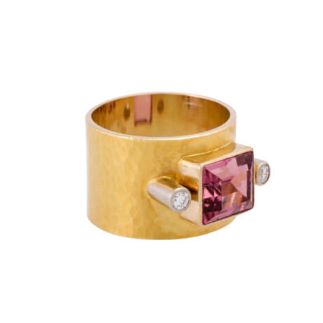 Band ring with pink tourmaline ca. 2,7 ct, and 2 diamonds together ca. 0,1 ct, - фото 1