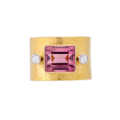 Band ring with pink tourmaline ca. 2,7 ct, and 2 diamonds together ca. 0,1 ct, - фото 2