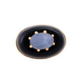 Ring with oval star sapphire embedded in onyx, - фото 2