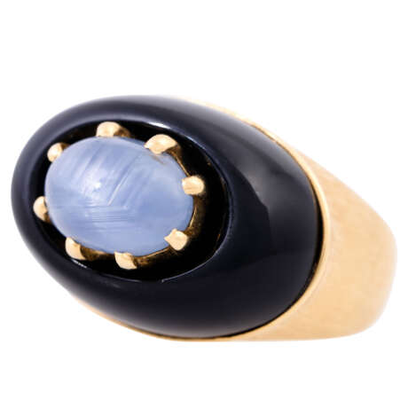 Ring with oval star sapphire embedded in onyx, - photo 5