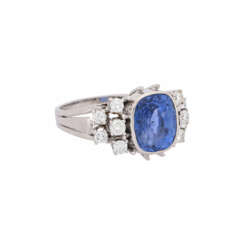 Ring with sapphire ca. 3,9 ct and 10 brilliant cut diamonds total ca. 0,45 ct,