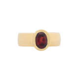 Ring with oval pyrope and small diamonds together ca. 0,1 ct, - фото 2