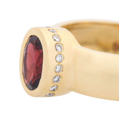 Ring with oval pyrope and small diamonds together ca. 0,1 ct, - фото 3