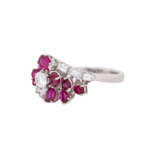 Ring with rubies and diamonds of total approx. 0,95 ct, - фото 3