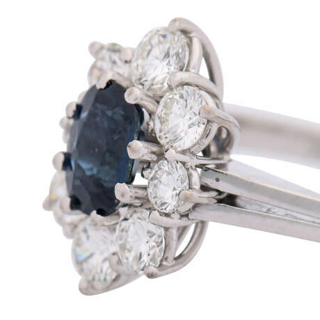Ring with sapphire entouraged by 8 diamonds total ca. 0,96 ct, - Foto 4