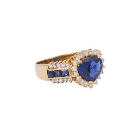 Ring with sapphire and diamonds - фото 1
