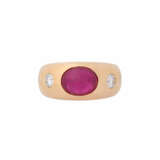 Band ring with oval ruby cabochon and 2 diamonds, total ca. 0,5 ct, - Foto 2