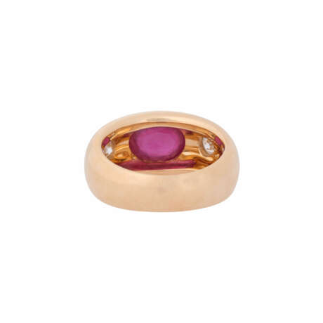 Band ring with oval ruby cabochon and 2 diamonds, total ca. 0,5 ct, - Foto 3