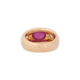 Band ring with oval ruby cabochon and 2 diamonds, total ca. 0,5 ct, - Foto 3