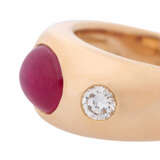 Band ring with oval ruby cabochon and 2 diamonds, total ca. 0,5 ct, - Foto 4