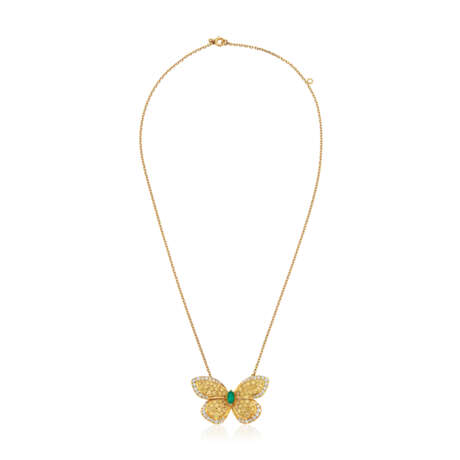 VAN CLEEF & ARPELS COLORED DIAMOND, DIAMOND AND EMERALD BUTTERFLY PENDANT NECKLACE-BROOCH - Foto 3
