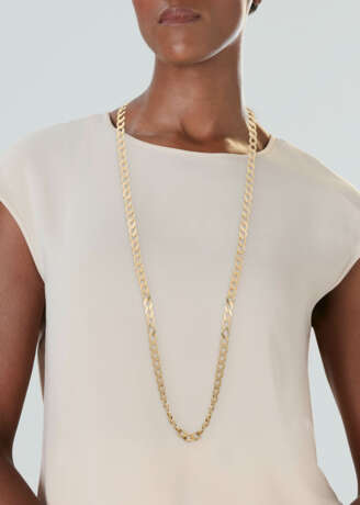 NO RESERVE | TIFFANY & CO. GOLD CURB-LINK LONGCHAIN - photo 2