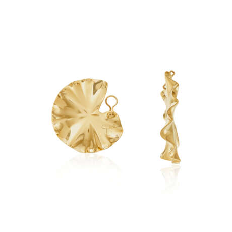 NO RESERVE | JAR GILT-TOPPED ALUMINUM 'LILY PAD' EARRINGS - фото 3
