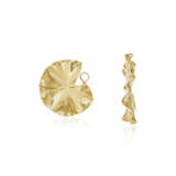 NO RESERVE | JAR GILT-TOPPED ALUMINUM 'LILY PAD' EARRINGS - фото 4