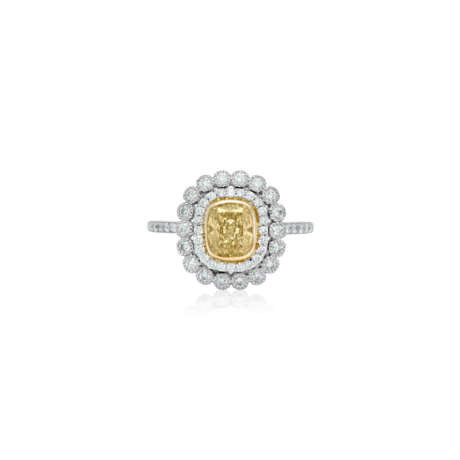 NO RESERVE | TIFFANY & CO. COLORED DIAMOND AND DIAMOND RING - photo 3