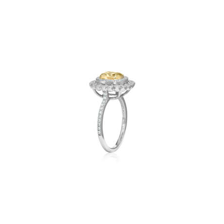 NO RESERVE | TIFFANY & CO. COLORED DIAMOND AND DIAMOND RING - фото 4