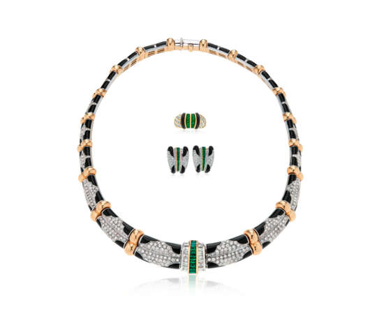 NO RESERVE | SUITE OF ONYX, DIAMOND AND EMERALD JEWELRY - фото 1