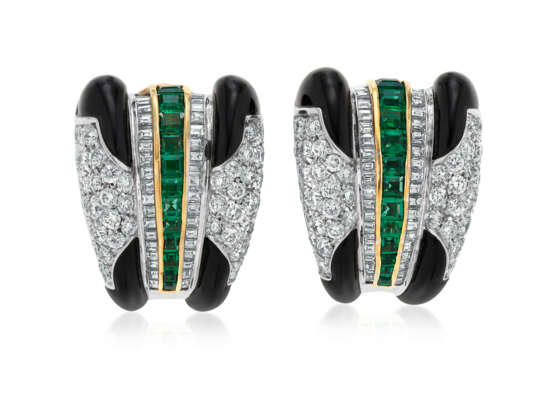 NO RESERVE | SUITE OF ONYX, DIAMOND AND EMERALD JEWELRY - фото 7