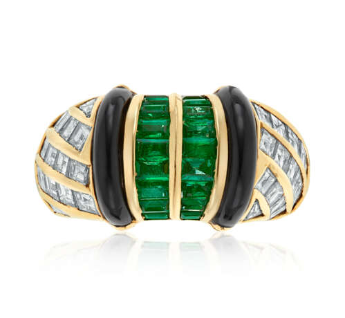 NO RESERVE | SUITE OF ONYX, DIAMOND AND EMERALD JEWELRY - фото 9