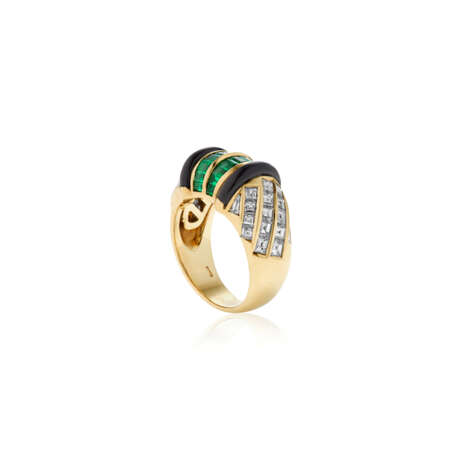 NO RESERVE | SUITE OF ONYX, DIAMOND AND EMERALD JEWELRY - фото 10
