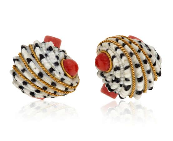 NO RESERVE | SEAMAN SCHEPPS TWO PAIRS OF SHELL, CORAL AND TURQUOISE CUFFLINKS - photo 4