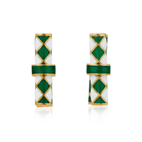 NO RESERVE | MAUBOUSSIN PAIR OF GREEN AND WHITE ENAMEL CUFFLINKS - фото 3