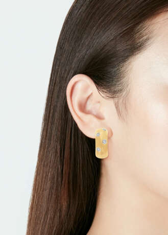 NO RESERVE | TIFFANY & CO. TWO PAIRS OF DIAMOND AND GOLD EARRINGS - Foto 2