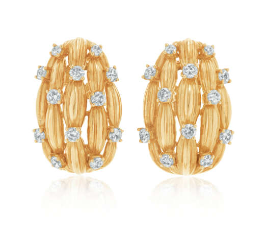 NO RESERVE | TIFFANY & CO. TWO PAIRS OF DIAMOND AND GOLD EARRINGS - Foto 6