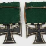 Preussen: Eisernes Kreuz, 1914, 2. Klasse - 2 Exemplare an Einzelschnalle. - Foto 2