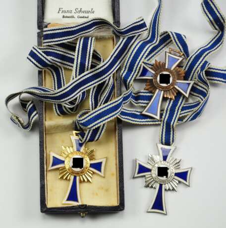 Ehrenkreuz der Deutschen Mutter, Gold / Silber / Bronze, mit Etui. - Foto 1