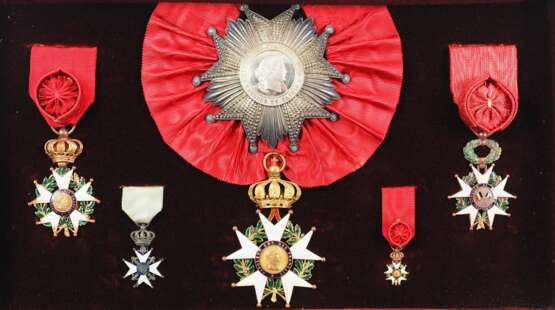 Frankreich: Orden der Ehrenlegion - Ordensvitrine mit 6 Dekorationen. - Foto 1