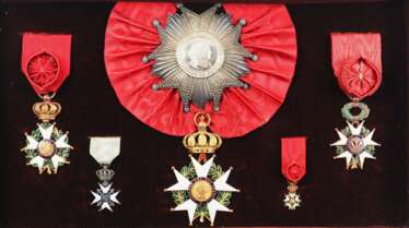 Frankreich: Orden der Ehrenlegion - Ordensvitrine mit 6 Dekorationen.